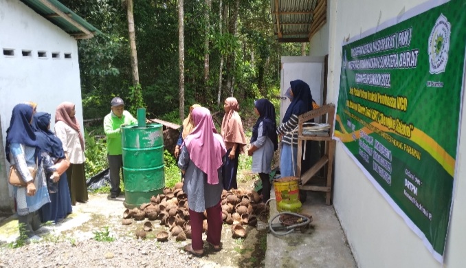 Tim PKM UM Sumbar Bantu KWT Bengke Sakato Alat Pembuat Arang Tempurung