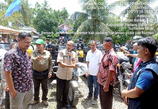 Anggota DPRD Sumbar HM Nurnas Serahkan Betor untuk Poktan dan KWT di Padang Pariaman