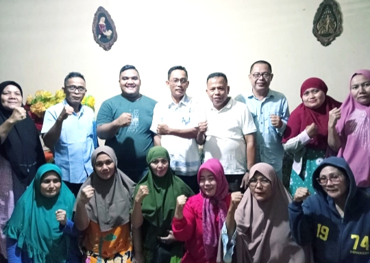 Silaturahmi dengan NasDem Padang, Emak-emak Kelurahan Indarung Sepakat Dukung Anies Jadi Presiden