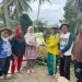 Tim PKM Unand Bantu Kelompok Tani Ambacang Permai Bibit Jagung dan Pupuk