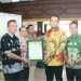 Bupati Sijunjung Serahkan Penghargaan untuk 3 OPD Terinovatif dan 3 Kecamatan Terbaik Musrenbang