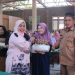 Jelang Idul Fitri, Ketua Dekranasda Sijunjung Salurkan 80 Paket Sembako Murah untuk Masyarakat Nagari Aie Angek