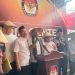 Dengan Memakai Topi Caping Petani, Bacalon DPD RI Nurkhalis Mendaftar ke KPU Sumbar
