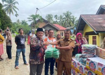 Gerak Cepat, Anggota DPRD Sumbar Muhayatul Bantu Warga Korban Banjir di Kenagarian Duku Utara
