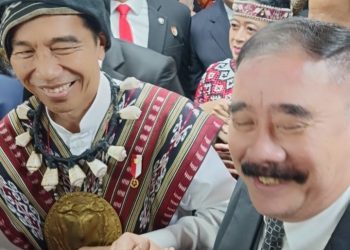 Presiden Jokowi Sumringah Bersalaman dengan Mantan Sekjen DPD RI Reydonnyzar Moenek