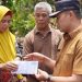 Wabup Sijunjung Iraddatillah Serahkan Bantuan untuk Korban Kebakaran di Buluh Kasok