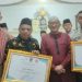 Walikota Padang Hendri Septa Serahkan Penghargaan pada Saribulih dan Aipda Dian di Subuh Mubarakah