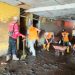 PT BRM Bersihkan Masjid Al Ikhlas Simpang Manunggal dari Lumpur Banjir Bandang