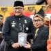 Ketua KI Sumbar Musfi Yendra Terima Pin Emas dan Piagam Penghargaan pada Peringatan HUT Kota Padang ke-355
