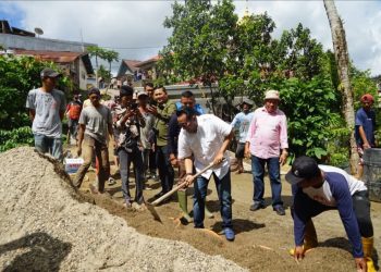Bupati Tanah Datar Eka Putra Apresiasi Semangat Gotong Royong Masyarakat Galogandang Lakukan Pengecoran Jalan