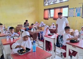 Pertama di Sumbar, Siswa di Pariaman Antusias Ikut Program MBG