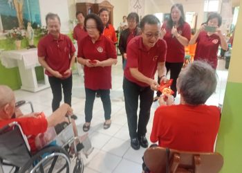 Peringati Imlek, HBT dan WHBT Hibur dan Bagi Angpao Pada Para Lansia Penghuni Wisma Cinta Kasih