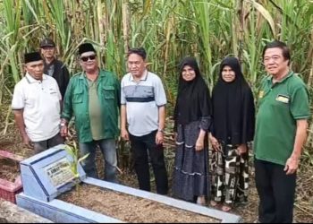 Jelang Acara “Mengenang Sang Wartawan dan Sastrawan Abrar Yusra”, Panitia Ziarah ke Makam Almarhum di Lawang