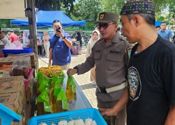 Kunjungi Pasar Murah, Bupati Tanah Datar Eka Putra Pastikan Harga-harga Bahan Pokok Relatif Stabil