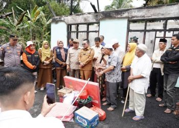 Bupati Eka Putra Serahkan Bantuan untuk Korban Kebakaran di Simawang