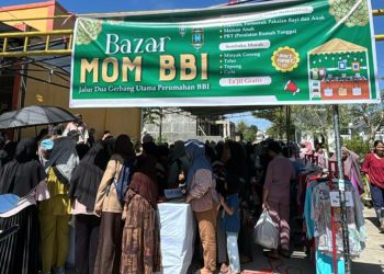 Ibu-ibu Komplek BBI Kuranji Gelar “Bazar Mom BBI” dan Bagi-bagi Takjil