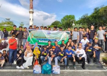 Ikasmantri SMAN 3 Padang Bagi-bagi 3200 Takjil Disambut Antusias Masyarakat