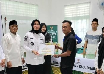 Bupati Dharmasraya Annisa Serahkan Zakat Maal-nya ke Baznas