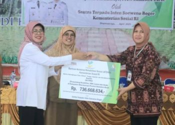 Wabup Dharmasraya Serahkan Bantuan ATENSI bagi Disabilitas, Lansia, dan Anak Terlantar
