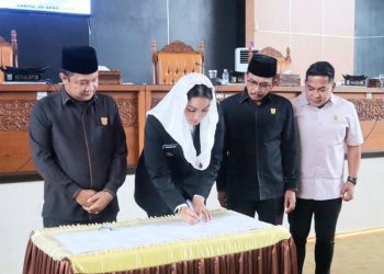 Sah, Ranperda Pajak Daerah dan Retribusi Daerah Menjadi Perda