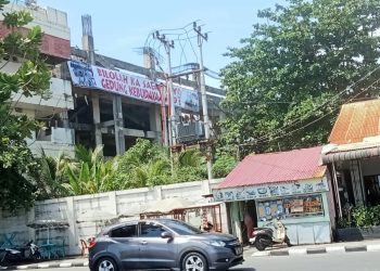 Seniman Sumbar Protes Keras Melalui Spanduk Raksasa: “Bilolah Ka Salasainyo Gedung Kebudayaan Ko?”