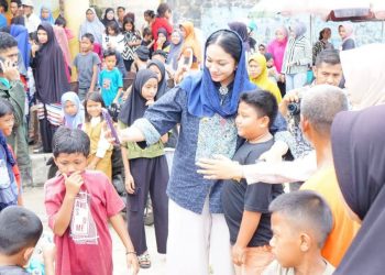 Bupati Dharmasraya Annisa Ikut Bagikan Daging Sapi Kurban Presiden Prabowo Seberat 1,1 Ton