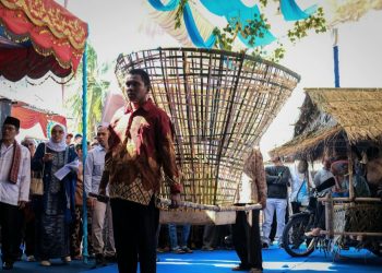 Pawai 1000 Katidiang Saok Ramaikan Festival Langgam Nagari Tanjung Alam Tanah Datar