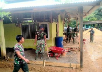 Satgas TMMD ke-125 di Dharmasraya Cor Lantai Musala Al Muhajirin Sungai Kambut
