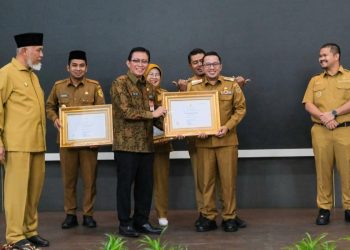 Bupati Tanah Datar Eka Putra Terima Sertifikat WBTbI untuk Silek Galombang Duo Baleh