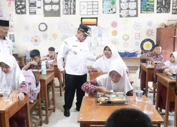 Bupati Agam Tinjau Program Makan Bergizi Gratis di SDN 08 Kubang Duo Koto Panjang