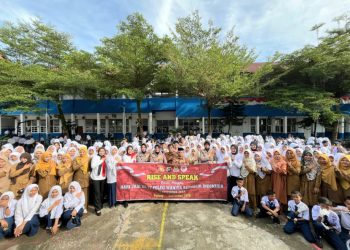 Polwan Polda Sumbar Rayakan HUT ke-77 Bersama Guru dan Siswa SMPN 13 Padang