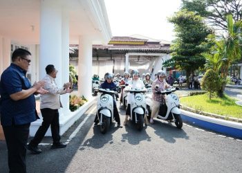 Bupati Tanah Datar Eka Putra Serahkan 23 Sepeda Motor untuk Kendaraan Operasional Puskesmas