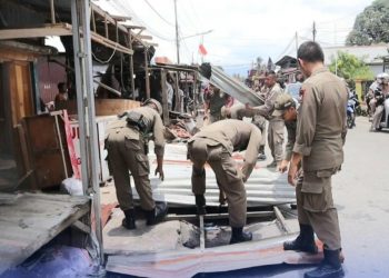 Dengan Pasukan Lengkap, Satpol PP Padang Kembali Tertibkan Lapak Pedagang Pasar Pagi Parak Laweh
