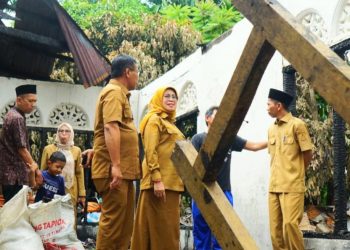 Tinjau Korban Kebakaran di Pulau Punjung, Wabup Leli: Pemerintah Berupaya Hadir Bantu Masyarakat