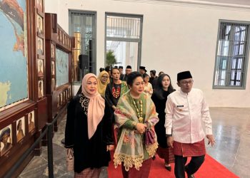 Bupati Eka Putra Hadiri Peluncuran Buku “Salingka Benang Kehidupan”: Kisah Perjalanan Hidup Puan Puti Reno Sativa Sutan Aswar