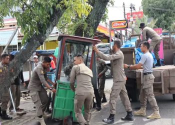 Satpol PP Padang Kembali Tertibkan Lapak-lapak yang Ditinggalkan di Fasum dan Fasos