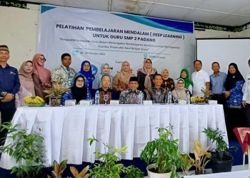 DP ALA SMPN 2 Padang Gelar Kegiatan Perdana dengan Beri Pelatihan Deep Learning pada Guru