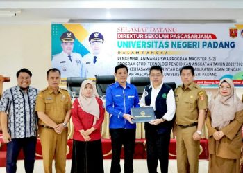 Pascasarjana UNP Serahkan 39 Ijazah S2 kepada Kepala Sekolah dan Guru di Agam