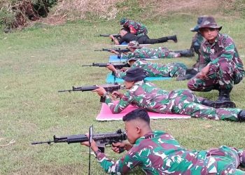 16 Personel Komcad Satpol PP Padang Ikuti Latihan Menembak Bersama TNI