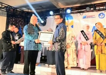 Tunjukkan Komitmen yang Kuat di Bidang Pendidikan Dasar dan Menengah, Agam Terima Dua Penghargaan dari Kemendikdasmen RI