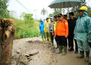 Bupati Eka Putra Tinjau Langsung Beberapa Titik Banjir Di Tanah Datar