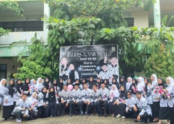 SMPN 13 Padang Gelar Peringatan Hari Guru Nasional dengan Semarak Meski Hujan Turun Silih Berganti