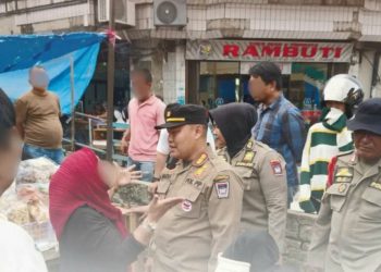 Lagi, Satpol PP Padang Tertibkan PKL di Kawasan Pasar Raya Padang yang Langgar Aturan