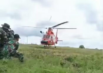 Basarnas Droping Logistik di Malalak Agam Pakai Helikopter