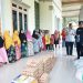 Walikota Pariaman Serahkan Bantuan Sembako pada 250 KK Terdampak Banjir