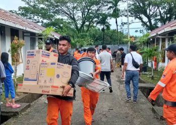 Aksi Humanis Satpol PP Padang Bantu Warga Terdampak Banjir Pindahan ke Rumah Khusus