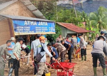 Gass Pool! Satpol PP Padang Berjibaku Bersihkan Sisa-sisa Lumpur di Guo Kuranji
