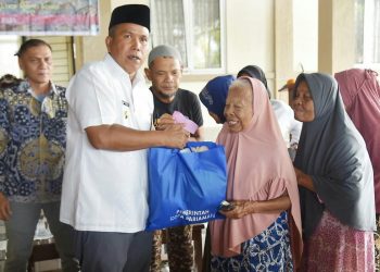 Wawako Mulyadi Serahkan Bantuan Sosial untuk 500 KK di Pariaman Tengah