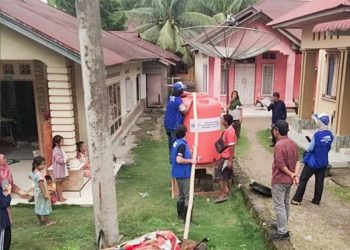 Jelang Infrastruktur Air Kembali Pulih, Pemkab Padang Pariaman Salurkan Air Bersih ke Warga