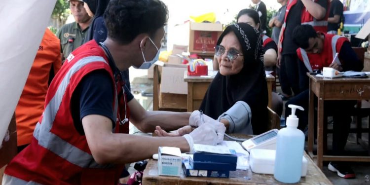 Tim Fakultas Kedokteran Universitas Ciputra Surabaya All Out Bantu Masyarakat di Palembayan